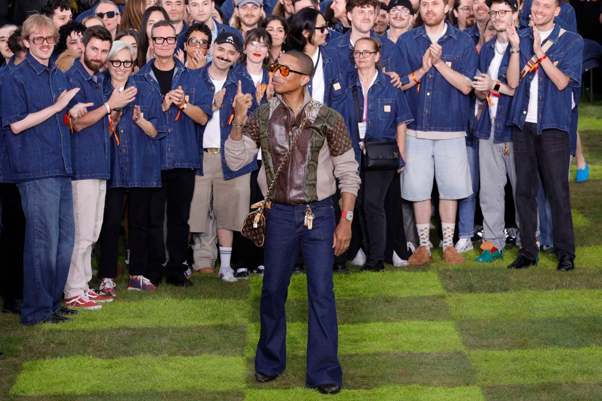 فاريل وليامز يفتتح أسبوع الموضة في باريس بعرض لـ لوي فيتون بمقر اليونسكو (صور)